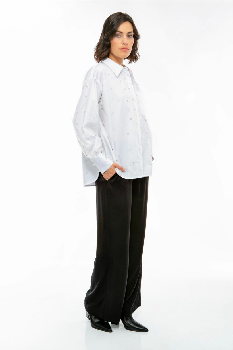 IVI collection PEARLS Baumwollbluse mit aufgesetzten Perlen in den Farben weiß aus der Resort25 Kollektion.
IVI collection PEARLS cotton blouse with attached pearls in white from the Resort25 collection.
