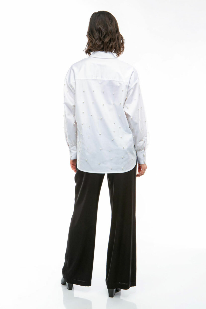 IVI collection PEARLS Baumwollbluse mit aufgesetzten Perlen in den Farben weiß aus der Resort25 Kollektion.
IVI collection PEARLS cotton blouse with attached pearls in white from the Resort25 collection.