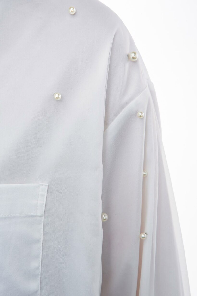 IVI collection PEARLS Baumwollbluse mit aufgesetzten Perlen in den Farben weiß aus der Resort25 Kollektion.
IVI collection PEARLS cotton blouse with attached pearls in white from the Resort25 collection.