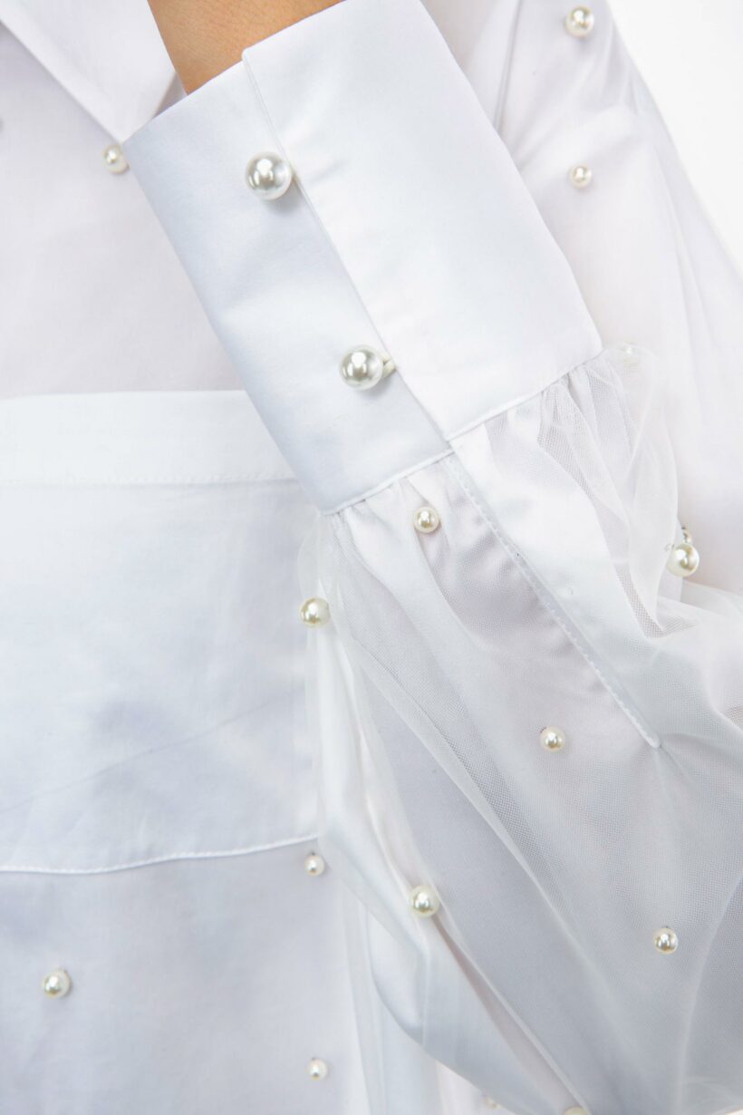IVI collection PEARLS Baumwollbluse mit aufgesetzten Perlen in den Farben weiß aus der Resort25 Kollektion.
IVI collection PEARLS cotton blouse with attached pearls in white from the Resort25 collection.