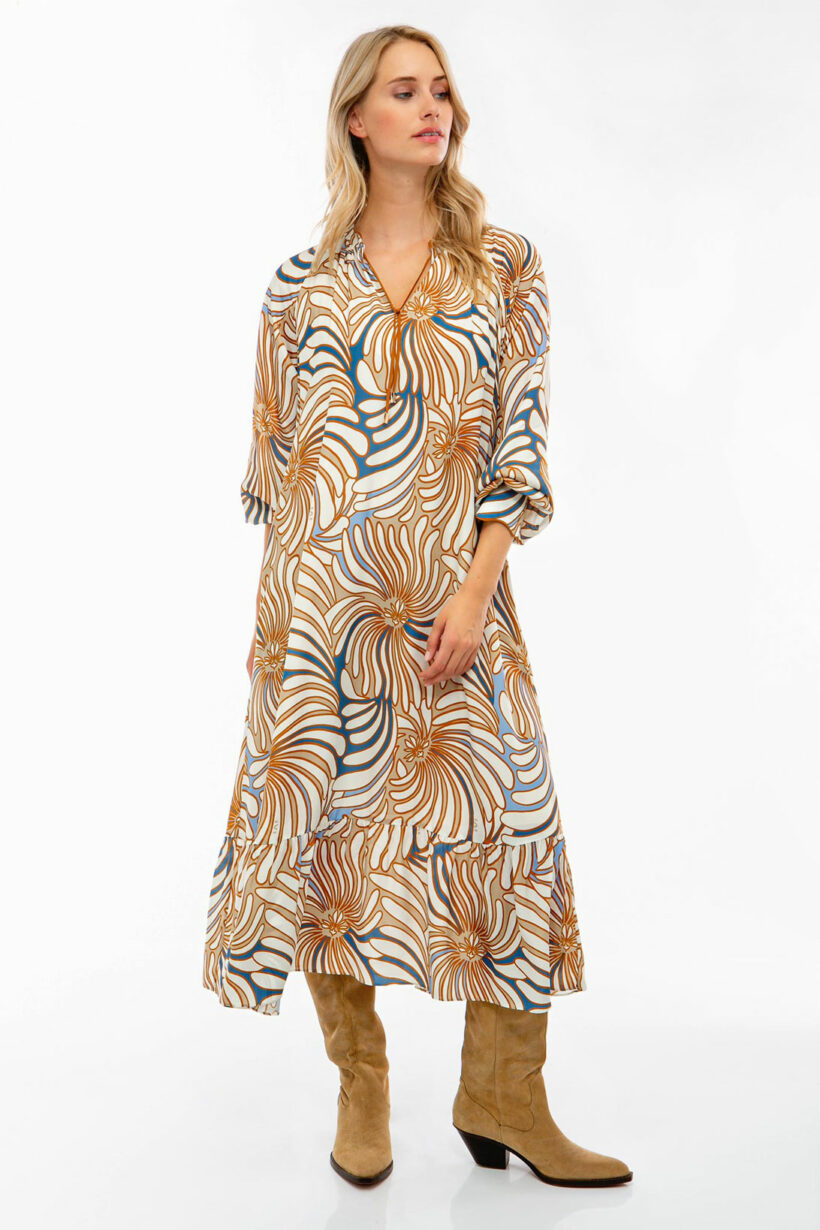 IVI collection SWIRL hochwertige Seidenkleid in den Farben hellblau und beige aus der Resort25 Kollektion.

IVI collection SWIRL high-quality silk dress in the colors light blue and beige from the Resort25 collection.