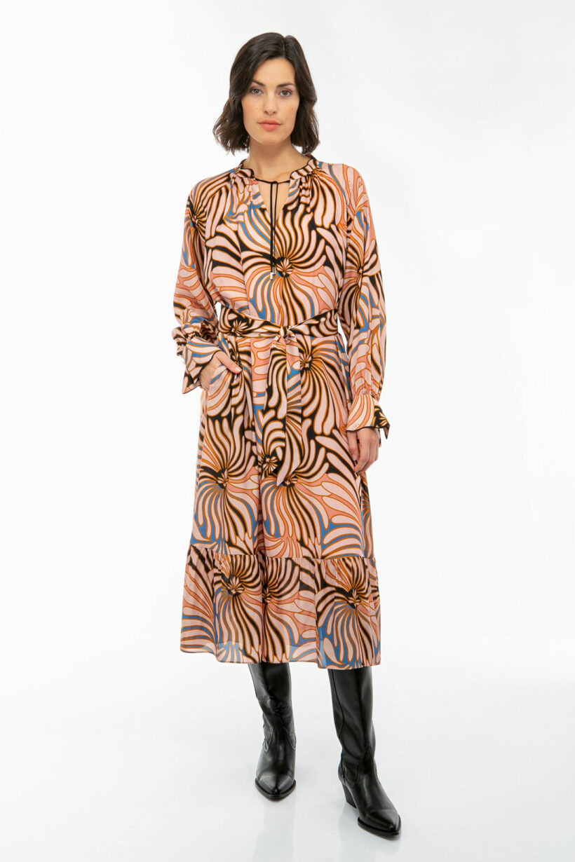 IVI collection SWIRL hochwertige Seidenkleid in den Farben rose und schwarz aus der Resort25 Kollektion.

IVI collection SWIRL high-quality silk dress in the colors rose and black from the Resort25 collection.