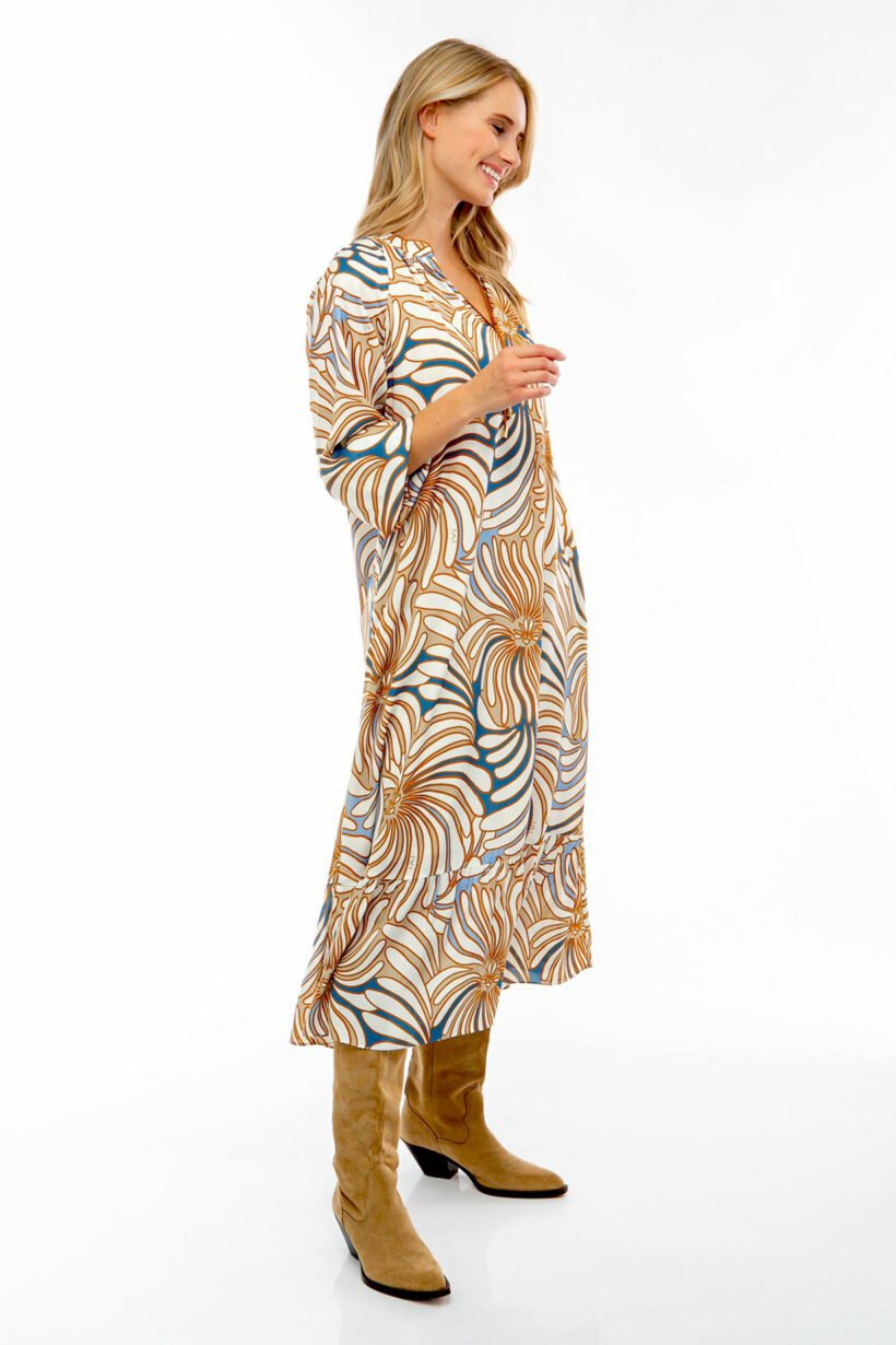 IVI collection SWIRL hochwertige Seidenkleid in den Farben hellblau und beige aus der Resort25 Kollektion.

IVI collection SWIRL high-quality silk dress in the colors light blue and beige from the Resort25 collection.
