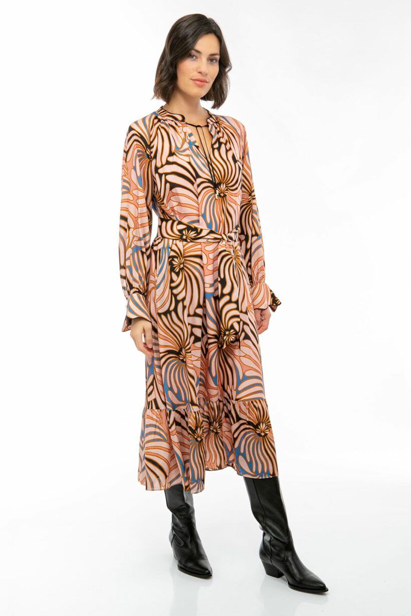 IVI collection SWIRL hochwertige Seidenkleid in den Farben rose und schwarz aus der Resort25 Kollektion.

IVI collection SWIRL high-quality silk dress in the colors rose and black from the Resort25 collection.