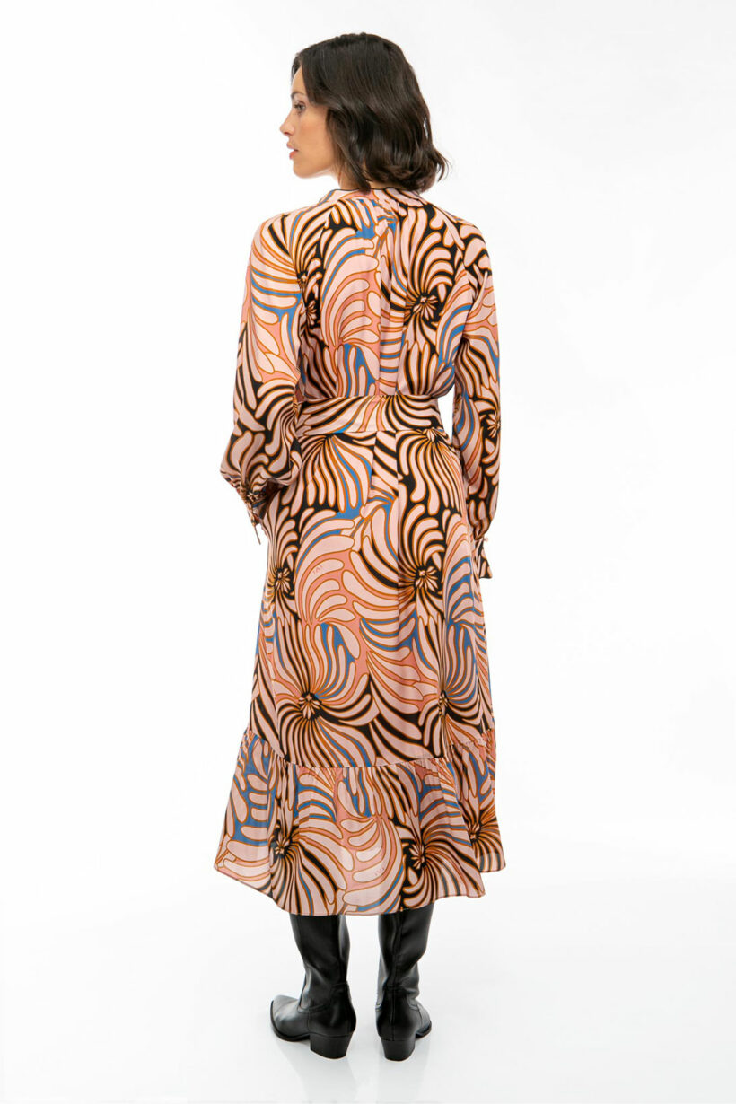 IVI collection SWIRL hochwertige Seidenkleid in den Farben rose und schwarz aus der Resort25 Kollektion.

IVI collection SWIRL high-quality silk dress in the colors rose and black from the Resort25 collection.
