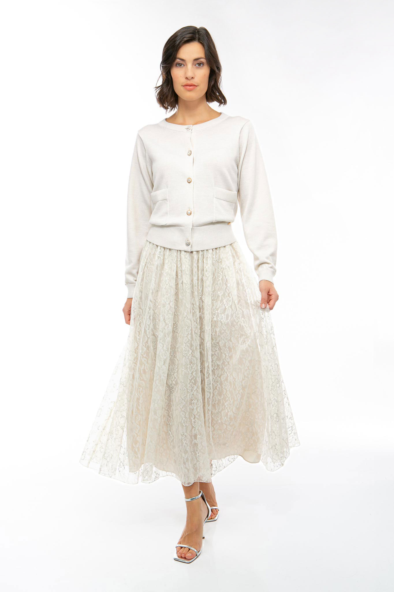 IVI collection LACE Midirock mit paillettendurchwobener Spitze in der Farbe weiß aus der Resort25 Kollektion. IVI collection LACE midi skirt with sequined lace in white from the Resort25 collection.