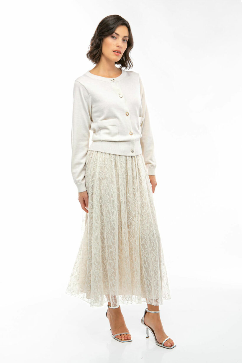 IVI collection SPARKLING KNIT Cardigan mit Zierknöpfen in der Farbe weiß aus der Resort25 Kollektion.
IVI collection SPARKLING KNIT cardigan with decorative buttons in white from the Resort25 collection.
