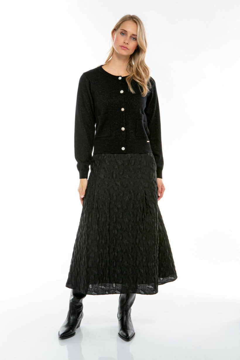 IVI collection JACQUARD Midirock mit ausgestellter Silhouette in der Farbe schwarz aus der Resort25 Kollektion.
IVI collection JACQUARD midi skirt with a flared silhouette in black from the Resort25 collection.