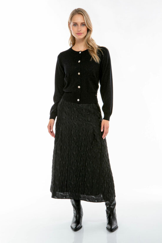 IVI collection SPARKLING KNIT Cardigan mit Zierknöpfen in der Farbe schwarz aus der Resort25 Kollektion. IVI collection SPARKLING KNIT cardigan with decorative buttons in black from the Resort25 collection.