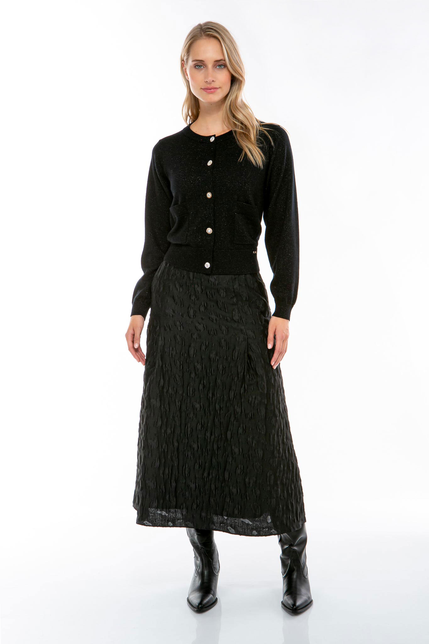IVI collection SPARKLING KNIT Cardigan mit Zierknöpfen in der Farbe schwarz aus der Resort25 Kollektion. IVI collection SPARKLING KNIT cardigan with decorative buttons in black from the Resort25 collection.