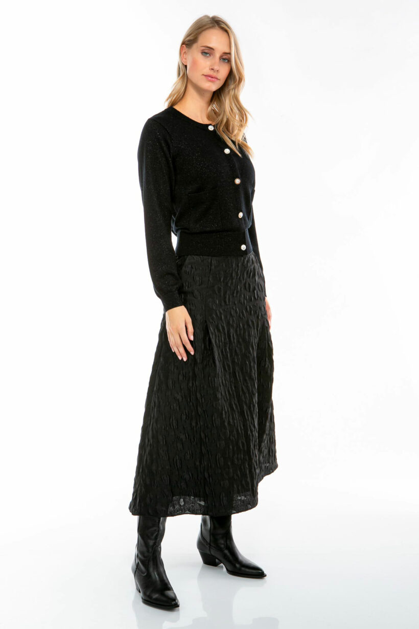 IVI collection SPARKLING KNIT Cardigan mit Zierknöpfen in der Farbe schwarz aus der Resort25 Kollektion.
IVI collection SPARKLING KNIT cardigan with decorative buttons in black from the Resort25 collection.