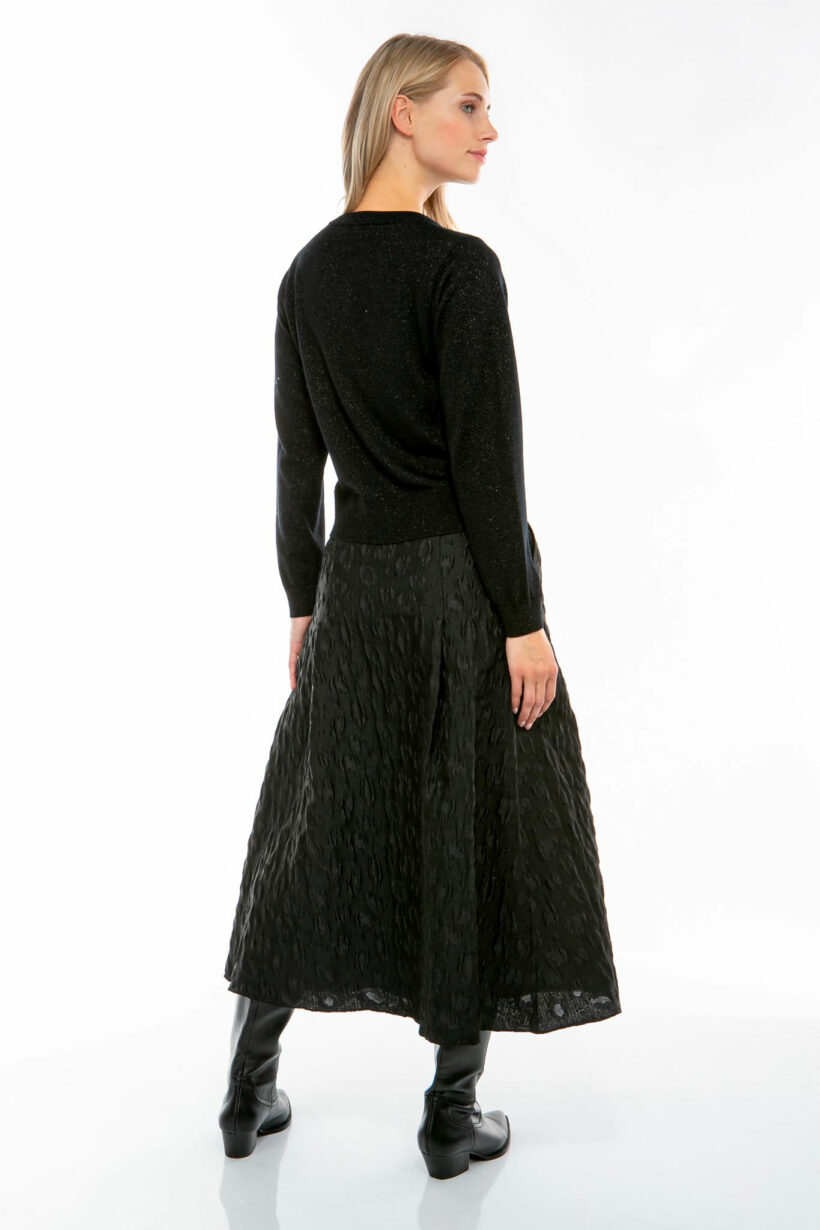 IVI collection SPARKLING KNIT Cardigan mit Zierknöpfen in der Farbe schwarz aus der Resort25 Kollektion.
IVI collection SPARKLING KNIT cardigan with decorative buttons in black from the Resort25 collection.