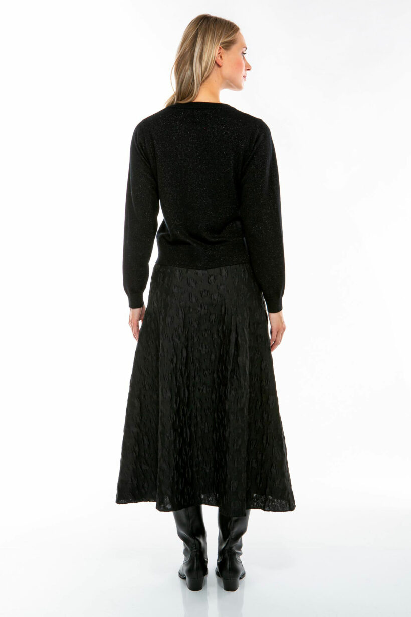 IVI collection JACQUARD Midirock mit ausgestellter Silhouette in der Farbe schwarz aus der Resort25 Kollektion.
IVI collection JACQUARD midi skirt with a flared silhouette in black from the Resort25 collection.
