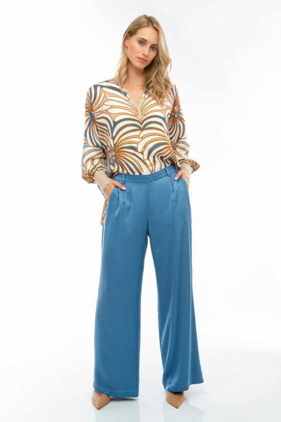 IVI collection SOLID SILK Seidenhose in der Farbe blau aus der Resort25 Kollektion. IVI collection SOLID SILK silk trousers in the color blue from the Resort25 collection.