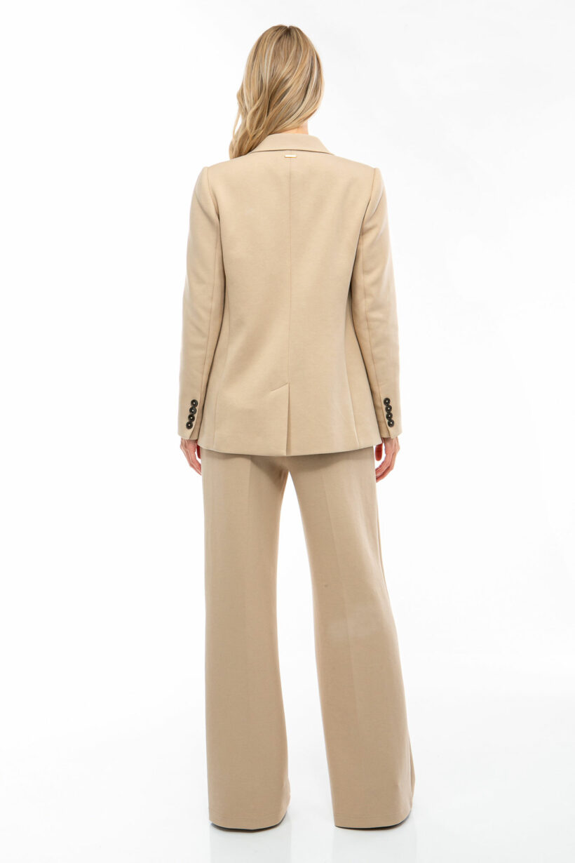 IVI collection SOLID JERSEY hochwertige Blazer in den Farben taupe aus der Resort25 Kollektion.
IVI collection SOLID JERSEY high-quality blazer in taupe from the Resort25 collection.