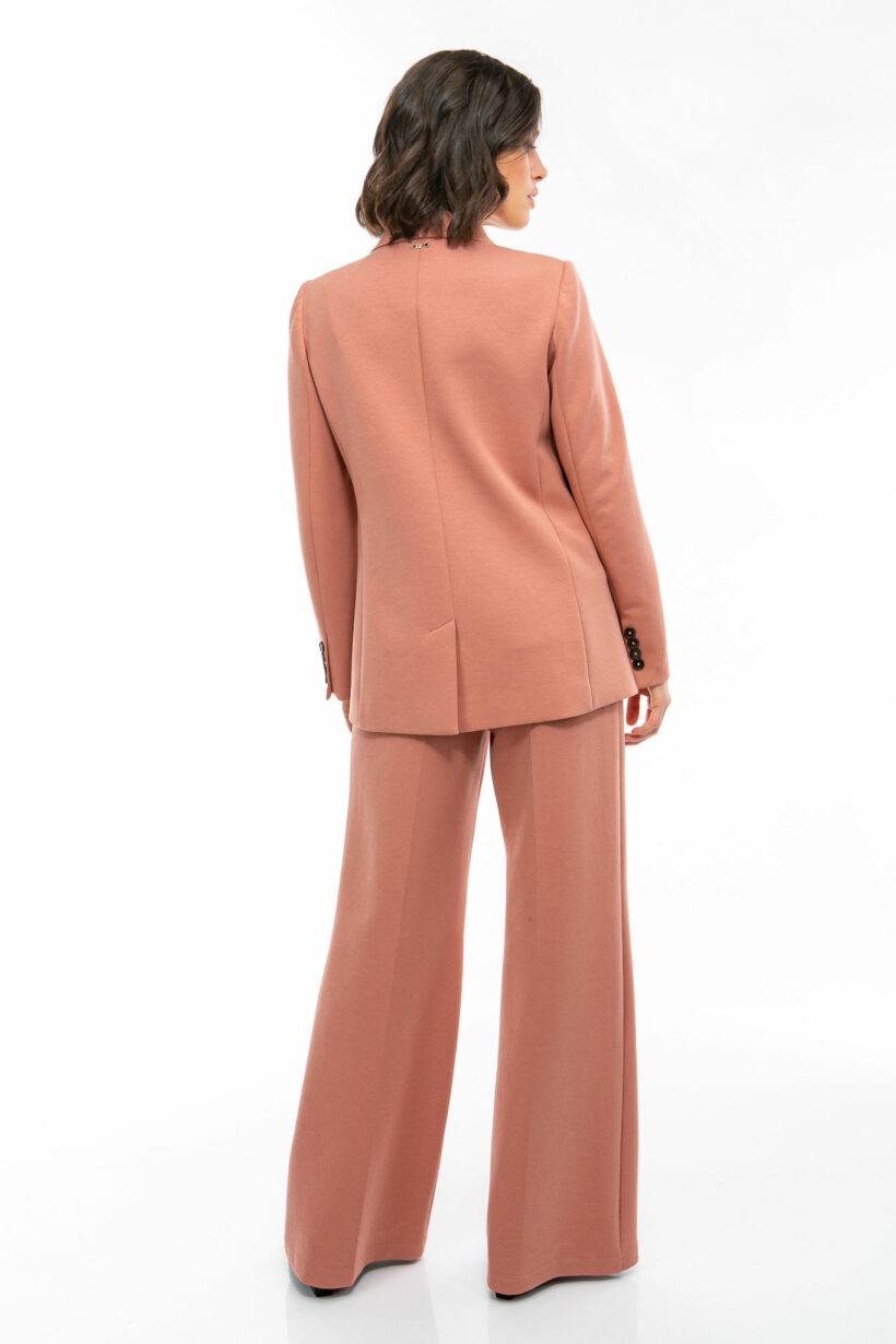IVI collection SOLID JERSEY hochwertige Blazer in den Farben rose aus der Resort25 Kollektion.
IVI collection SOLID JERSEY high-quality blazer in rose from the Resort25 collection.