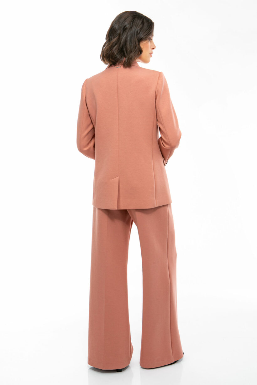 IVI collection SOLID JERSEY hochwertige Buntfaltenhose in den Farben rose aus der Resort25 Kollektion.
IVI collection SOLID JERSEY high-quality in rose from the Resort25 collection.