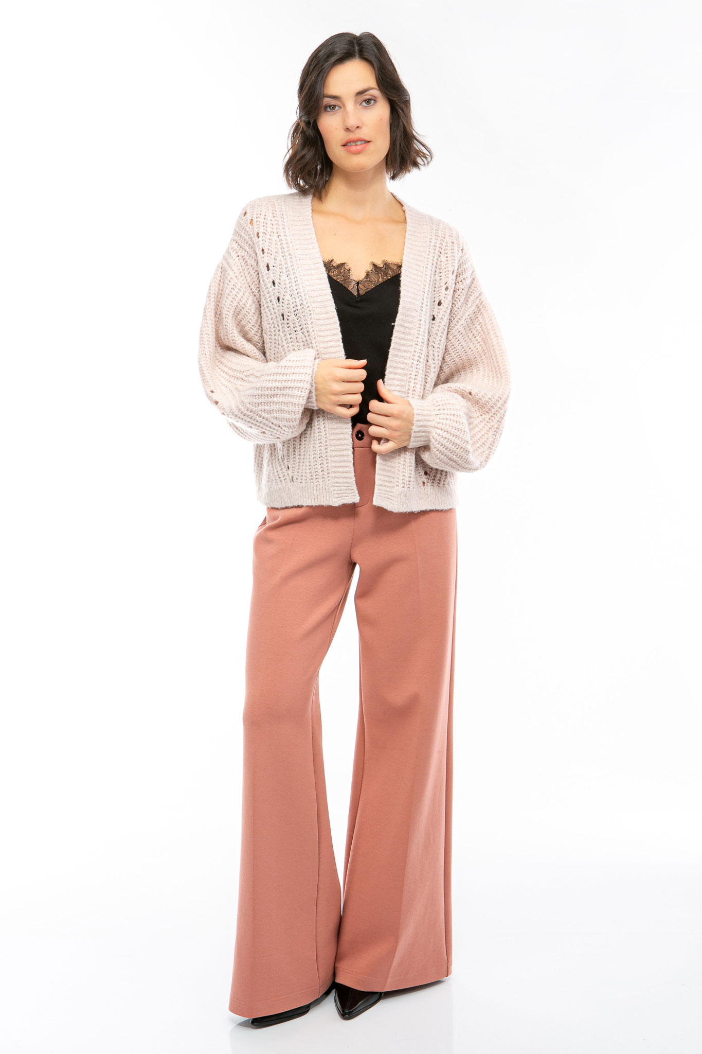 IVI collection SOLID KNIT Strickcardigan in der Farbe rose aus der Resort25 Kollektion. IVI collection SOLID KNIT cardigan in rose from the Resort25 collection.