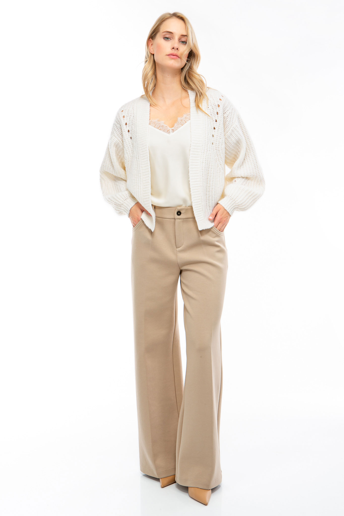 IVI collection SOLID JERSEY hochwertige Buntfaltenhose in den Farben taupe aus der Resort25 Kollektion. IVI collection SOLID JERSEY high-quality pleated trousers in taupe from the Resort25 collection.