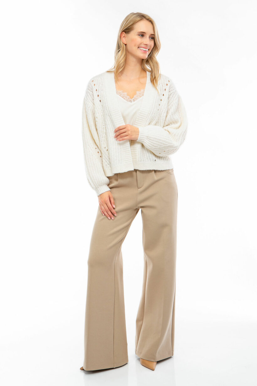IVI collection SOLID JERSEY hochwertige Buntfaltenhose in den Farben taupe aus der Resort25 Kollektion.
IVI collection SOLID JERSEY high-quality pleated trousers in taupe from the Resort25 collection.
