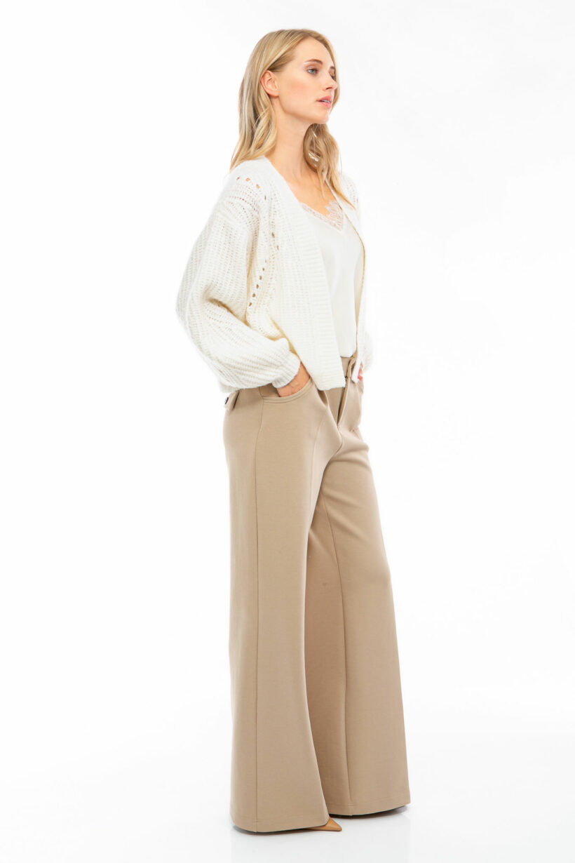 IVI collection SOLID JERSEY hochwertige Buntfaltenhose in den Farben taupe aus der Resort25 Kollektion.
IVI collection SOLID JERSEY high-quality pleated trousers in taupe from the Resort25 collection.