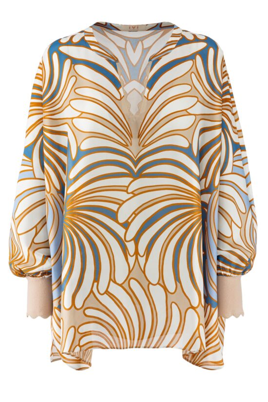 IVI collection SWIRL hochwertige Seidentunika in den Farben hellblau und beige aus der Resort25 Kollektion. IVI collection SWIRL high-quality silk tunic in the colors light blue and beige from the Resort25 collection.