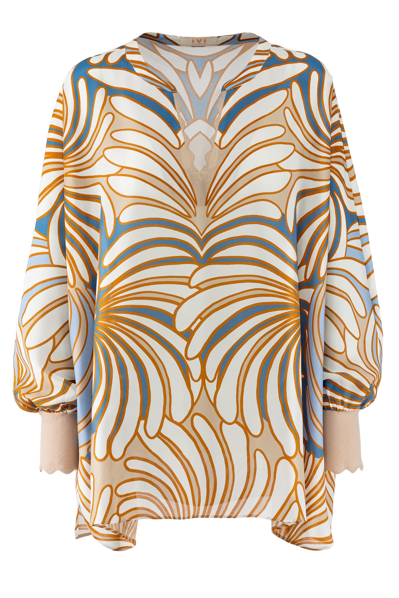 IVI collection SWIRL hochwertige Seidentunika in den Farben hellblau und beige aus der Resort25 Kollektion. IVI collection SWIRL high-quality silk tunic in the colors light blue and beige from the Resort25 collection.