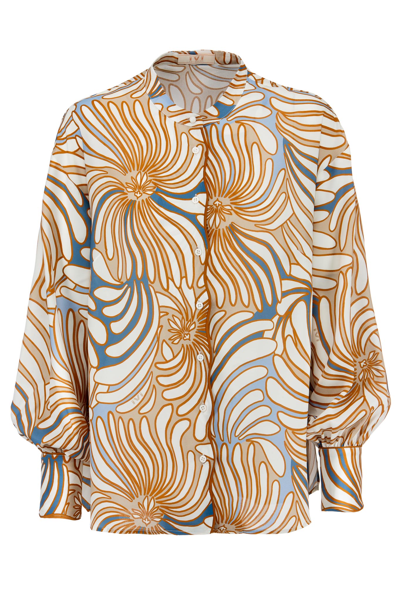 IVI collection SWIRL hochwertige Seidenbluse in den Farben hellblau und beige aus der Resort25 Kollektion. IVI collection SWIRL high-quality silk blouse in the colors light blue and beige from the Resort25 collection.