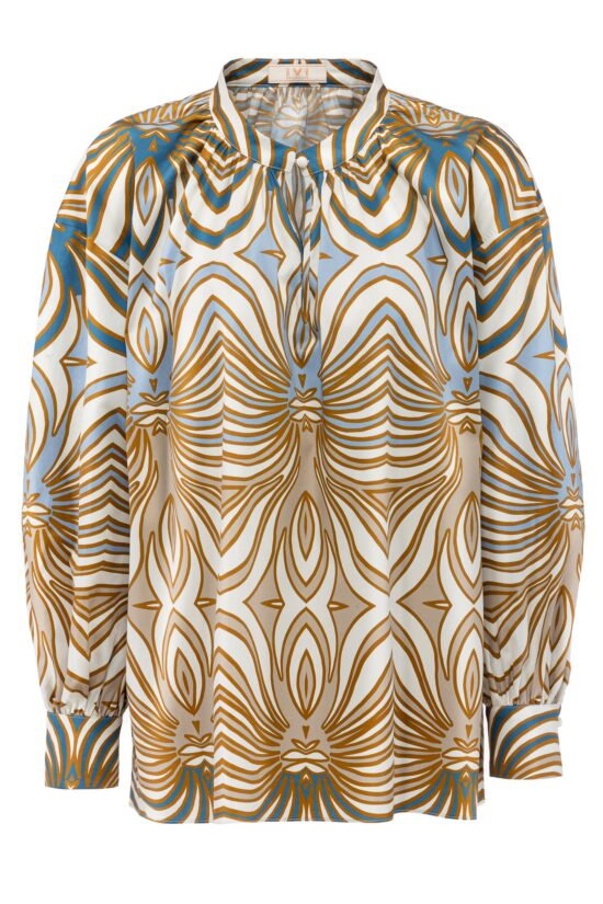 IVI collection SWIRL hochwertige Baumwollbluse in den Farben hellblau und beige aus der Resort25 Kollektion. IVI collection SWIRL high-quality cotton blouse in the colors light blue and beige from the Resort25 collection.
