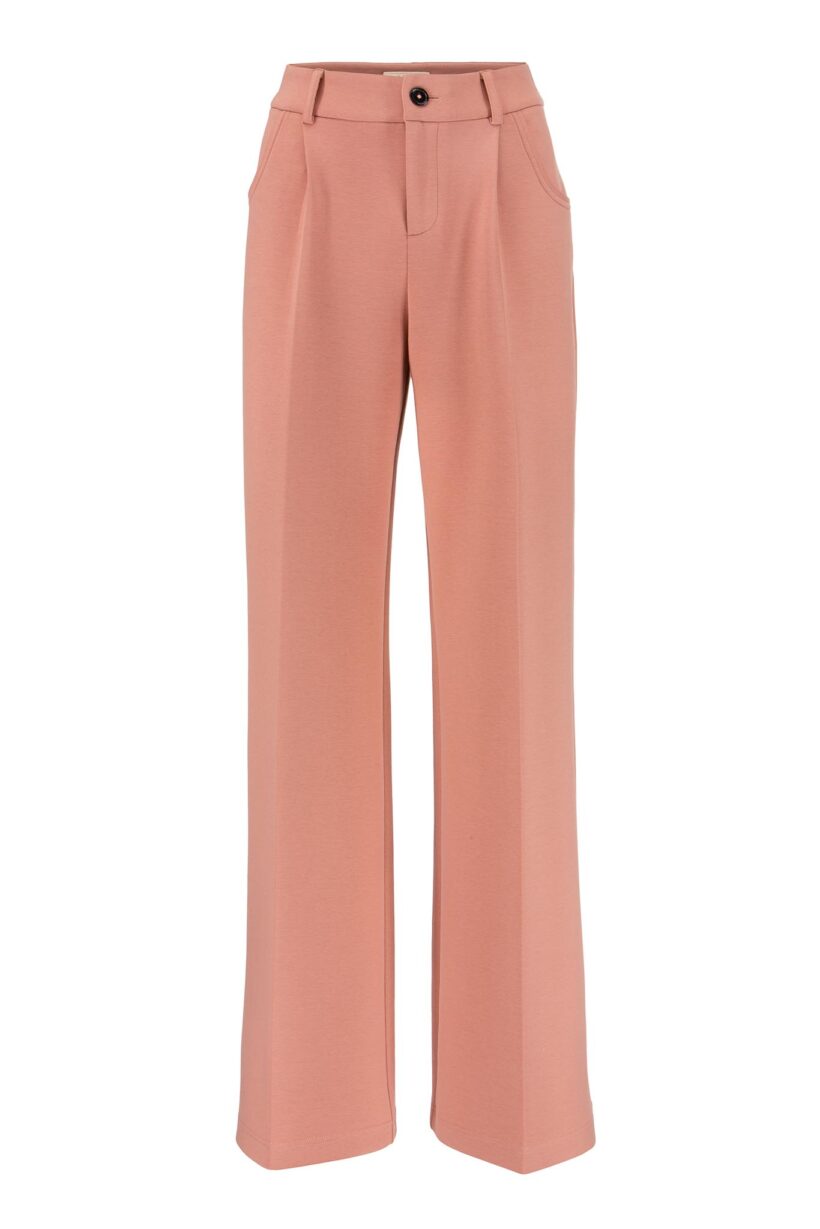 IVI collection SOLID JERSEY hochwertige Buntfaltenhose in den Farben rose aus der Resort25 Kollektion.
IVI collection SOLID JERSEY high-quality pleated trouser in rose from the Resort25 collection.