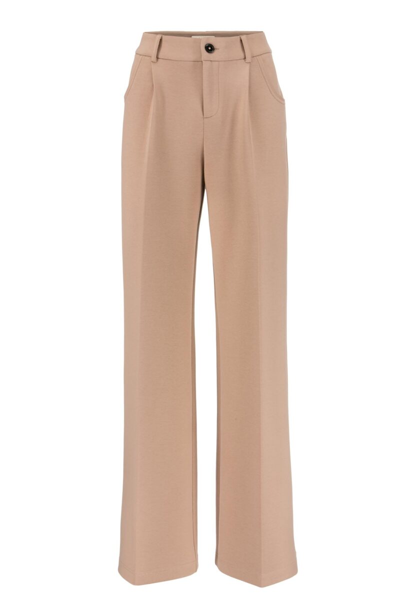 IVI collection SOLID JERSEY hochwertige Buntfaltenhose in den Farben taupe aus der Resort25 Kollektion.
IVI collection SOLID JERSEY high-quality pleated trousers in taupe from the Resort25 collection.