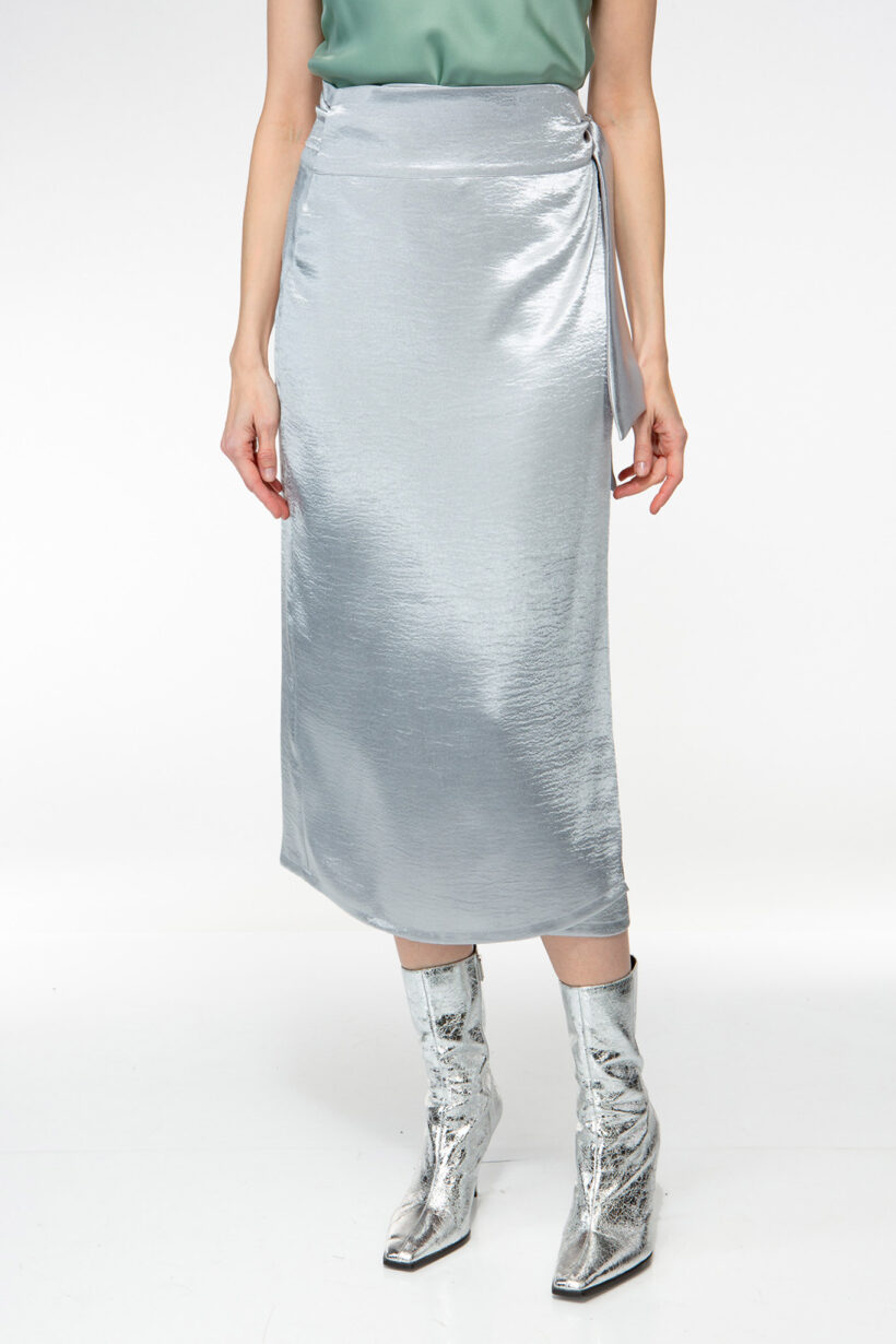 IVI collection figurbetonter Wickelrock aus einem schimmernden Metallic-Effekt Stoff in Farbe silber aus der AW24 Kollektion.

IVI collection figure-hugging wrap skirt made from a shimmering metallic-effect fabric in silver from the AW24 collection.