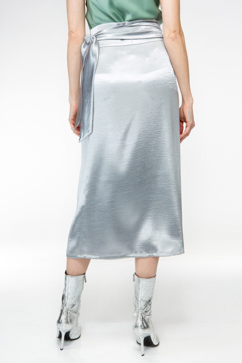 IVI collection figurbetonter Wickelrock aus einem schimmernden Metallic-Effekt Stoff in Farbe silber aus der AW24 Kollektion.

IVI collection figure-hugging wrap skirt made from a shimmering metallic-effect fabric in silver from the AW24 collection.