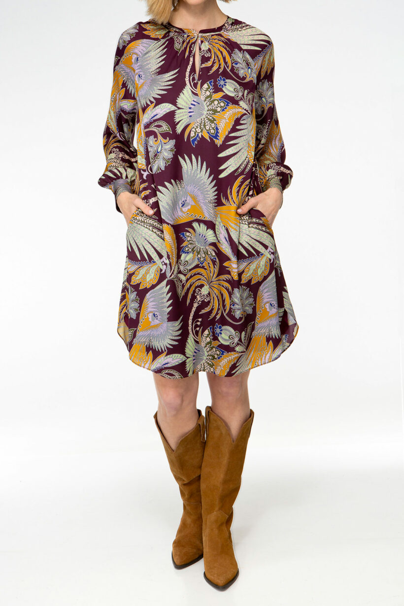 IVI collection GLAMOROUS Minikleid aus Seide mit floralem Print in in gelb und blau auf bordeaux aus der AW24 Kollektion. IVI collection GLAMOROUS silk mini dress with floral print in yellow and blue on bordeaux from the AW24 collection.