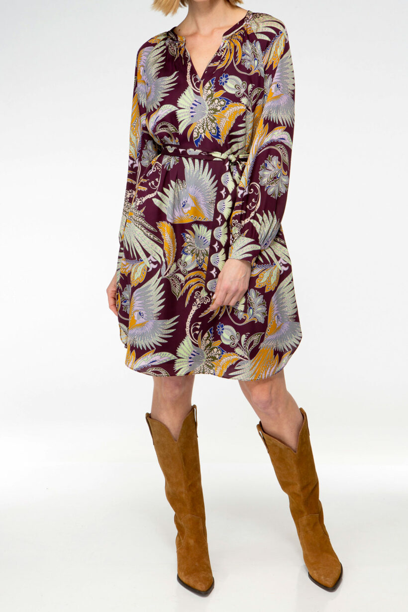 IVI collection GLAMOROUS Minikleid aus Seide mit floralem Print in in gelb und blau auf bordeaux aus der AW24 Kollektion. IVI collection GLAMOROUS silk mini dress with floral print in yellow and blue on bordeaux from the AW24 collection.