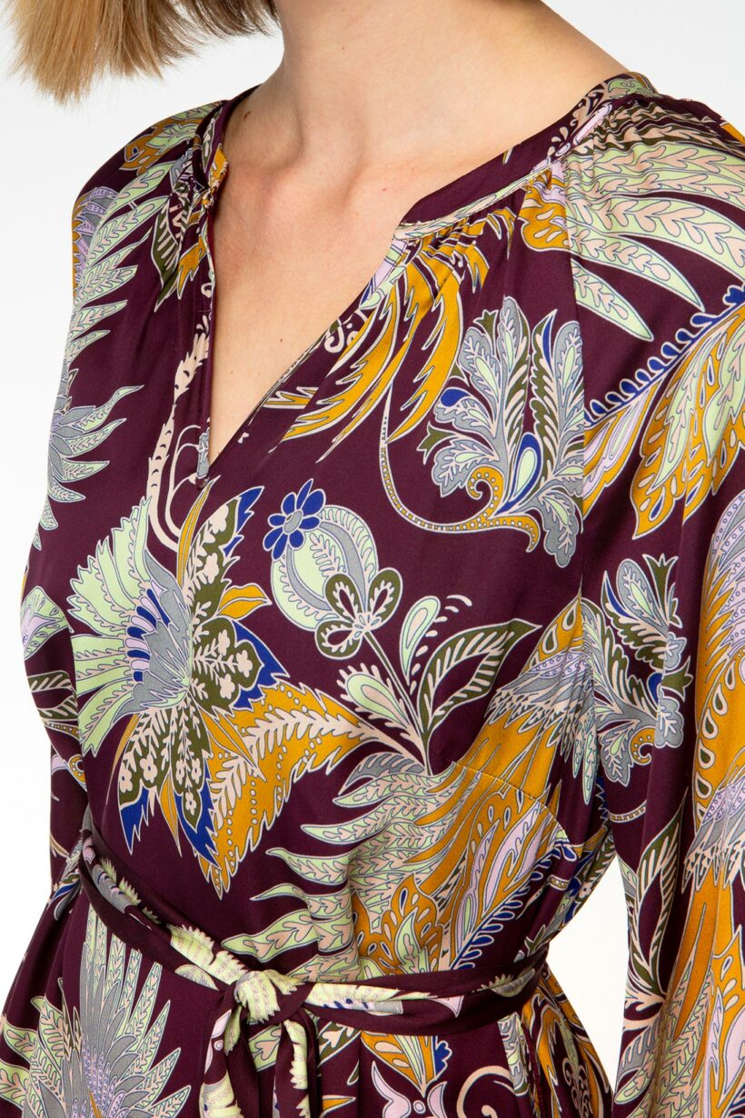 IVI collection GLAMOROUS Minikleid aus Seide mit floralem Print in in gelb und blau auf bordeaux aus der AW24 Kollektion. IVI collection GLAMOROUS silk mini dress with floral print in yellow and blue on bordeaux from the AW24 collection.