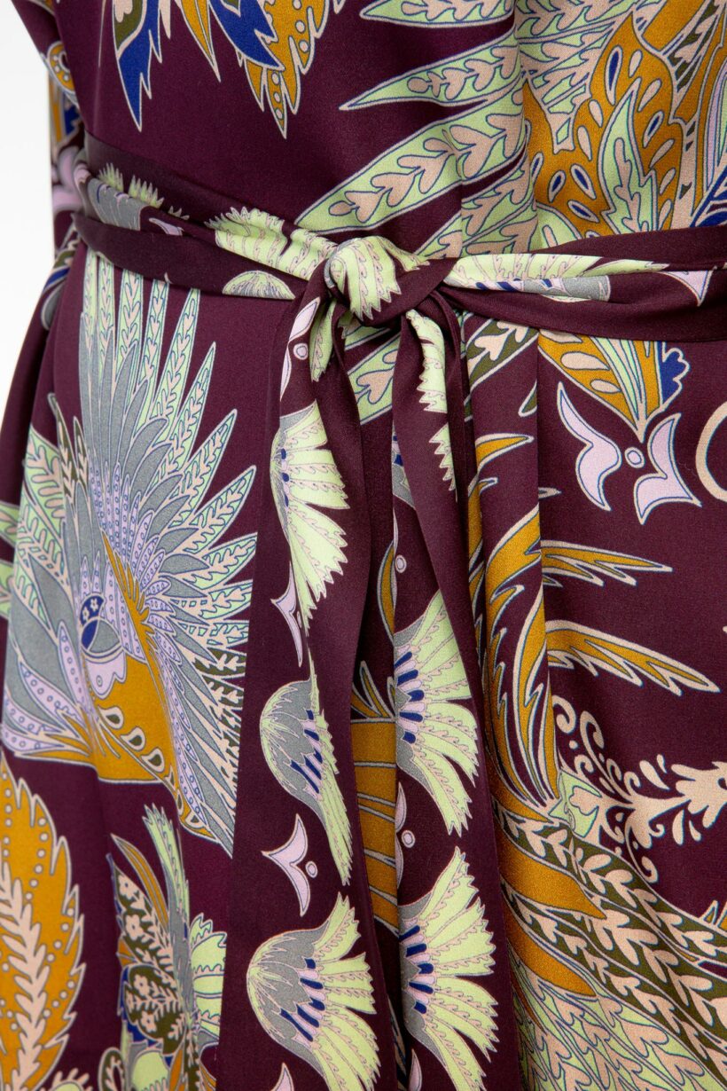 IVI collection GLAMOROUS Minikleid aus Seide mit floralem Print in in gelb und blau auf bordeaux aus der AW24 Kollektion. IVI collection GLAMOROUS silk mini dress with floral print in yellow and blue on bordeaux from the AW24 collection.