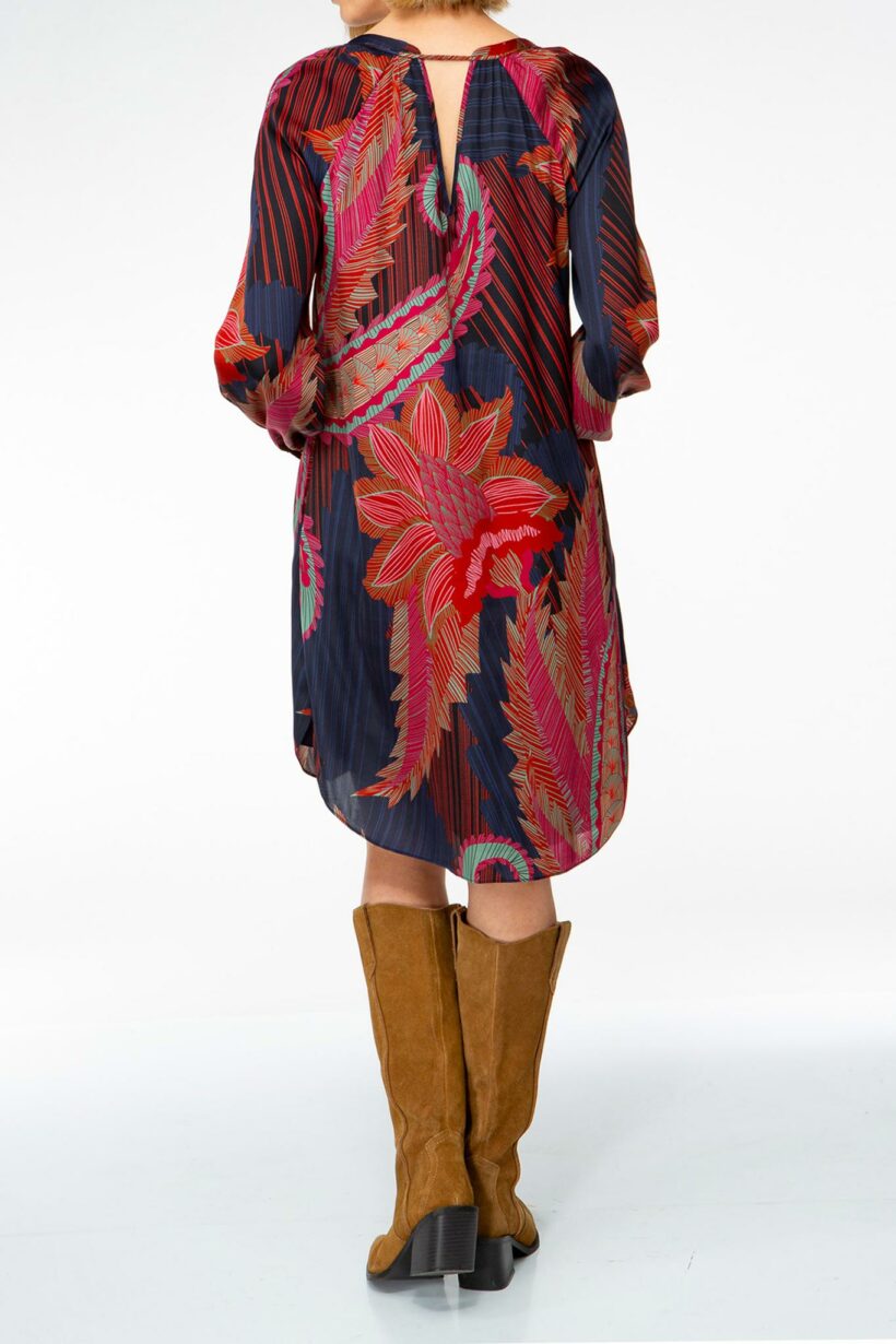 IVI collection ARTICHAUT Minikleid aus hochwertiger Seiden mit einem platzierten Blüten-Print in den Farben rot und blau aus der AW24 Kollektion.

IVI collection ARTICHAUT mini dress made of high-quality silk with a placed flower print in the colors red and blue from the AW24 collection.