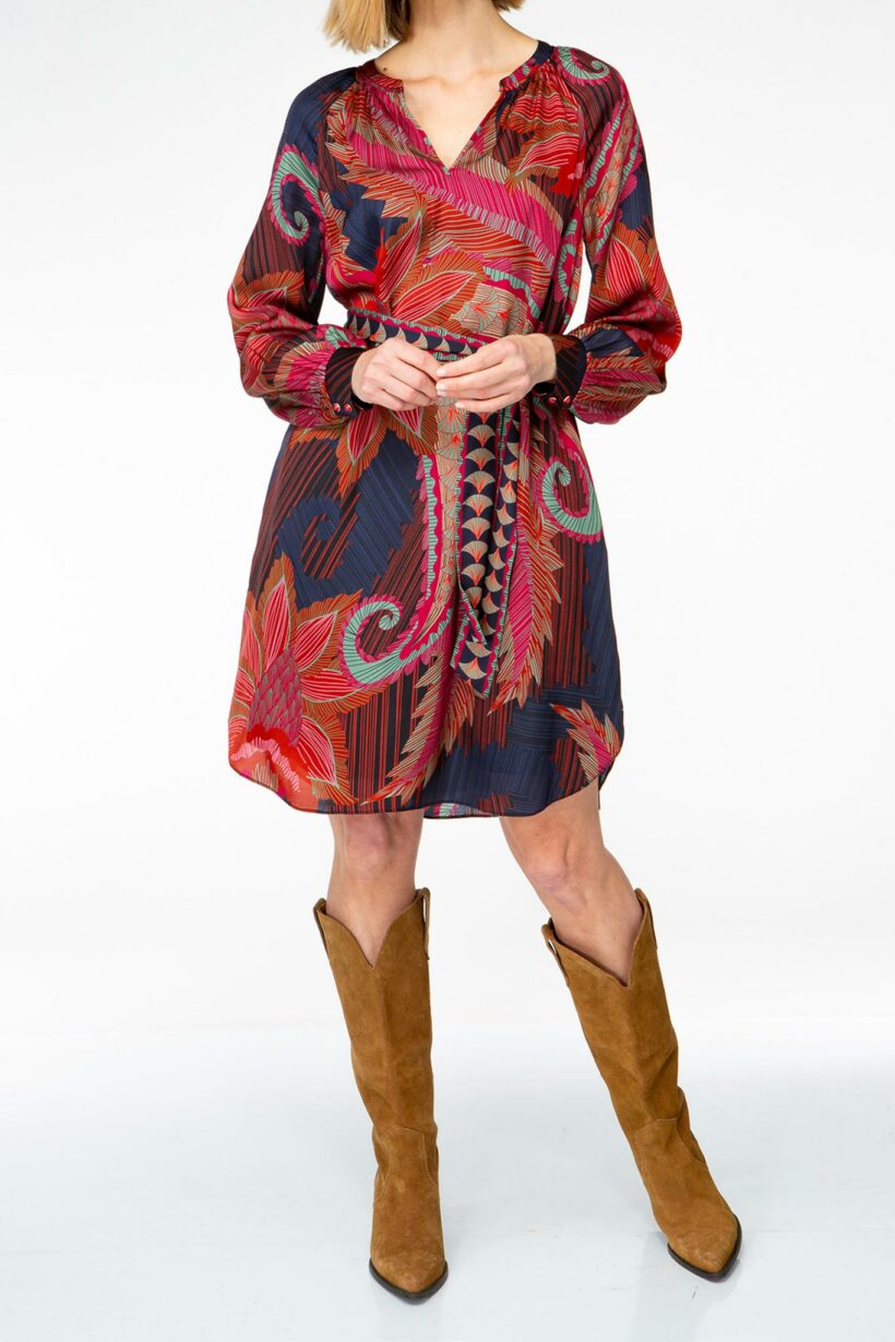 IVI collection ARTICHAUT Minikleid aus hochwertiger Seiden mit einem platzierten Blüten-Print in den Farben rot und blau aus der AW24 Kollektion.

IVI collection ARTICHAUT mini dress made of high-quality silk with a placed flower print in the colors red and blue from the AW24 collection.