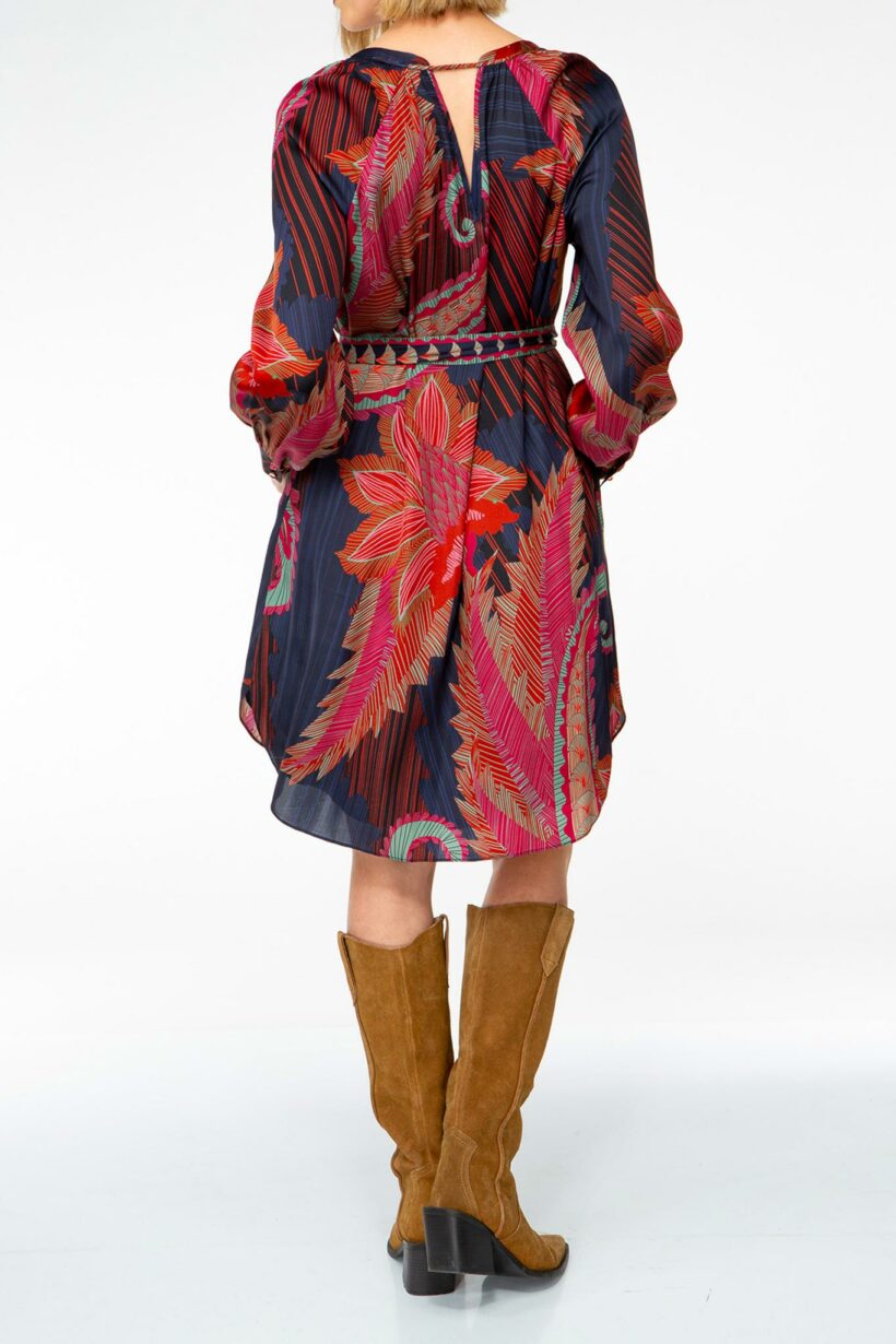 IVI collection ARTICHAUT Minikleid aus hochwertiger Seiden mit einem platzierten Blüten-Print in den Farben rot und blau aus der AW24 Kollektion.

IVI collection ARTICHAUT mini dress made of high-quality silk with a placed flower print in the colors red and blue from the AW24 collection.