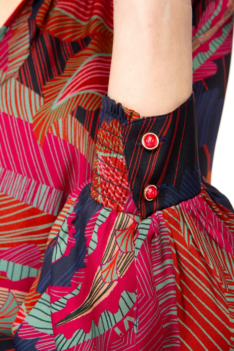 IVI collection ARTICHAUT Minikleid aus hochwertiger Seiden mit einem platzierten Blüten-Print in den Farben rot und blau aus der AW24 Kollektion.

IVI collection ARTICHAUT mini dress made of high-quality silk with a placed flower print in the colors red and blue from the AW24 collection.