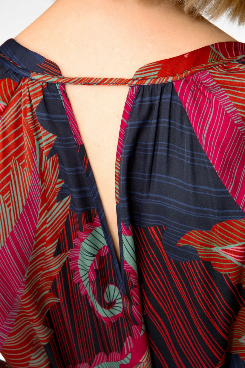 IVI collection ARTICHAUT Minikleid aus hochwertiger Seiden mit einem platzierten Blüten-Print in den Farben rot und blau aus der AW24 Kollektion.

IVI collection ARTICHAUT mini dress made of high-quality silk with a placed flower print in the colors red and blue from the AW24 collection.
