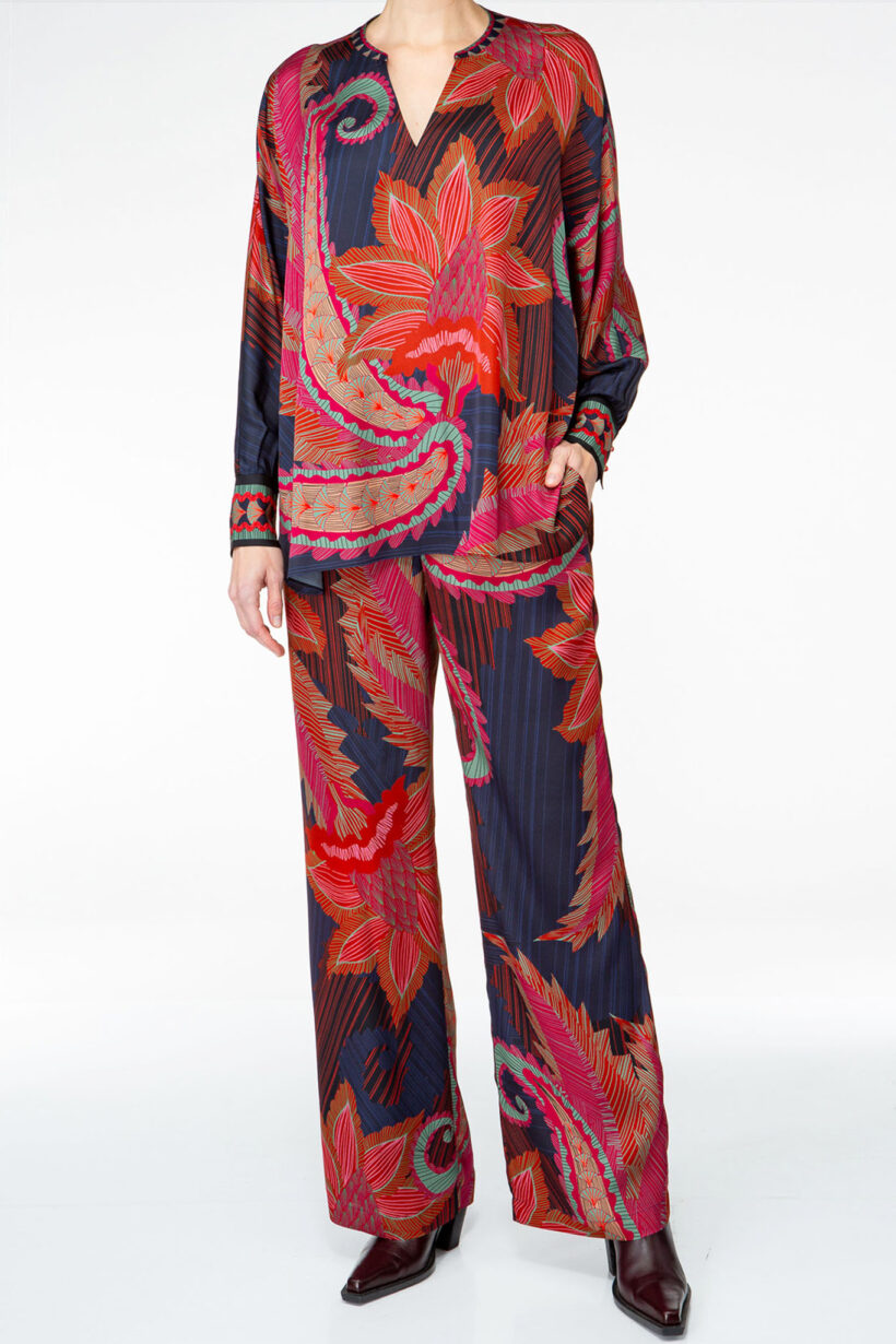 IVI collection ARTICHAUT Tunika aus hochwertiger Seiden mit einem platzierten Blüten-Print in den Farben rot und blau aus der AW24 Kollektion. IVI collection ARTICHAUT tunic made of high-quality silk with a placed flower print in the colors red and blue from the AW24 collection.