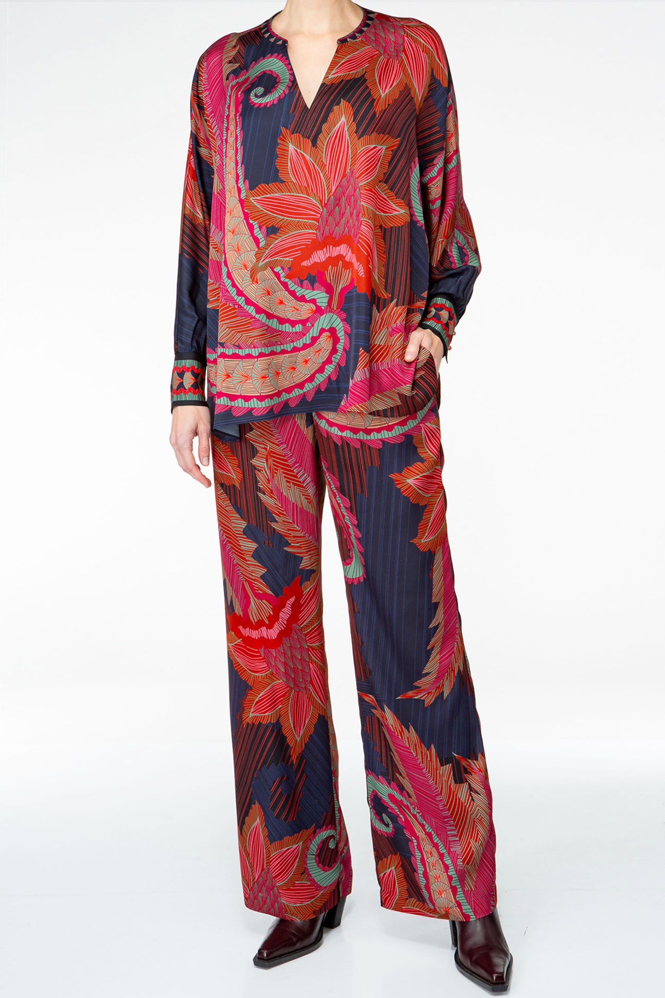 IVI collection ARTICHAUT Tunika aus hochwertiger Seiden mit einem platzierten Blüten-Print in den Farben rot und blau aus der AW24 Kollektion. IVI collection ARTICHAUT tunic made of high-quality silk with a placed flower print in the colors red and blue from the AW24 collection.
