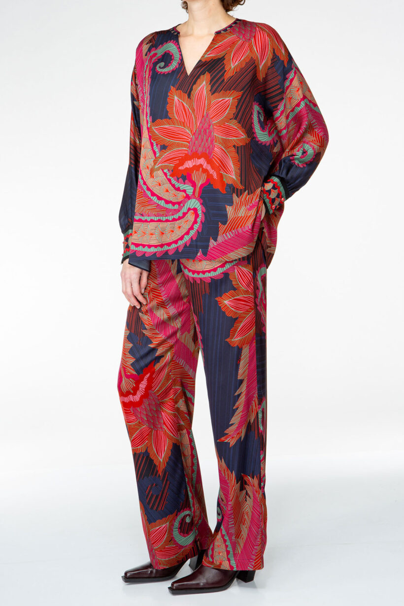 IVI collection ARTICHAUT Tunika aus hochwertiger Seiden mit einem platzierten Blüten-Print in den Farben rot und blau aus der AW24 Kollektion. IVI collection ARTICHAUT tunic made of high-quality silk with a placed flower print in the colors red and blue from the AW24 collection.