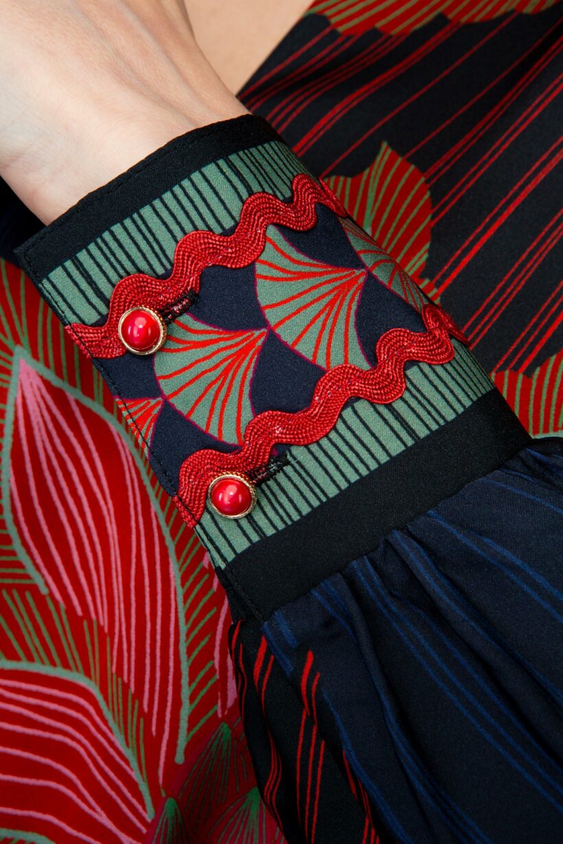 IVI collection ARTICHAUT Tunika aus hochwertiger Seiden mit einem platzierten Blüten-Print in den Farben rot und blau aus der AW24 Kollektion. IVI collection ARTICHAUT tunic made of high-quality silk with a placed flower print in the colors red and blue from the AW24 collection.