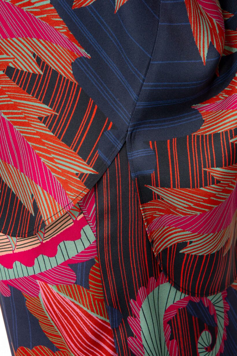 IVI collection ARTICHAUT Tunika aus hochwertiger Seiden mit einem platzierten Blüten-Print in den Farben rot und blau aus der AW24 Kollektion. IVI collection ARTICHAUT tunic made of high-quality silk with a placed flower print in the colors red and blue from the AW24 collection.