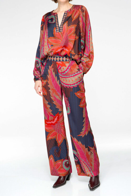 IVI collection ARTICHAUT verkürzte Seidenbluse mit einem platzierten Blüten-Print in den Farben rot und blau aus der AW24 Kollektion. IVI collection ARTICHAUT cropped silk blouse with a placed floral print in red and blue from the AW24 collection.