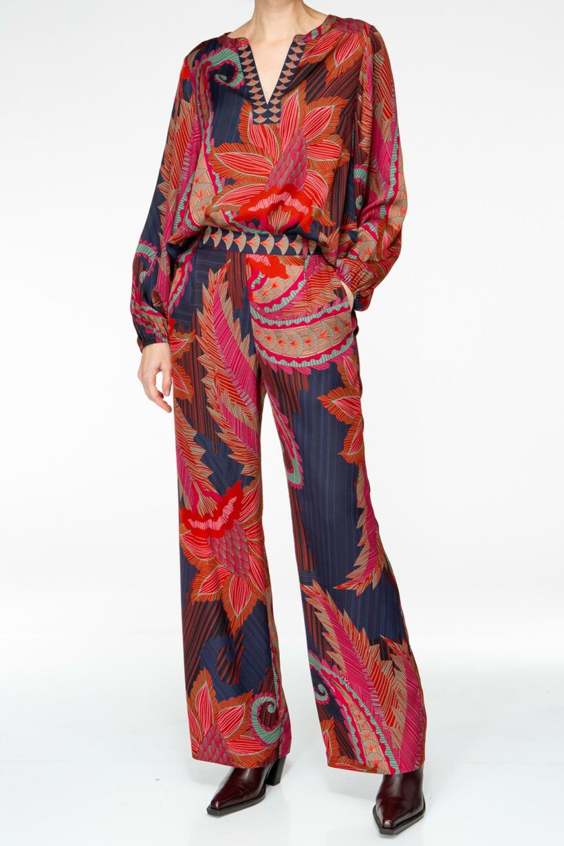IVI collection ARTICHAUT Seidenhose mit Buntfalte und weitem Bein mit einem platzierten Blüten-Print in den Farben rot und blau aus der AW24 Kollektion.

IVI collection ARTICHAUT silk trousers with a pleat and wide leg with a placed flower print in red and blue from the AW24 collection.