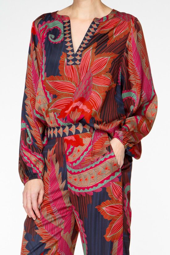 IVI collection ARTICHAUT Seidenhose mit Buntfalte und weitem Bein mit einem platzierten Blüten-Print in den Farben rot und blau aus der AW24 Kollektion. IVI collection ARTICHAUT silk trousers with a pleat and wide leg with a placed flower print in red and blue from the AW24 collection.